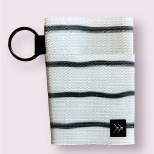 Thread Elastic Wallet in White with Gray Wavy
Stripes